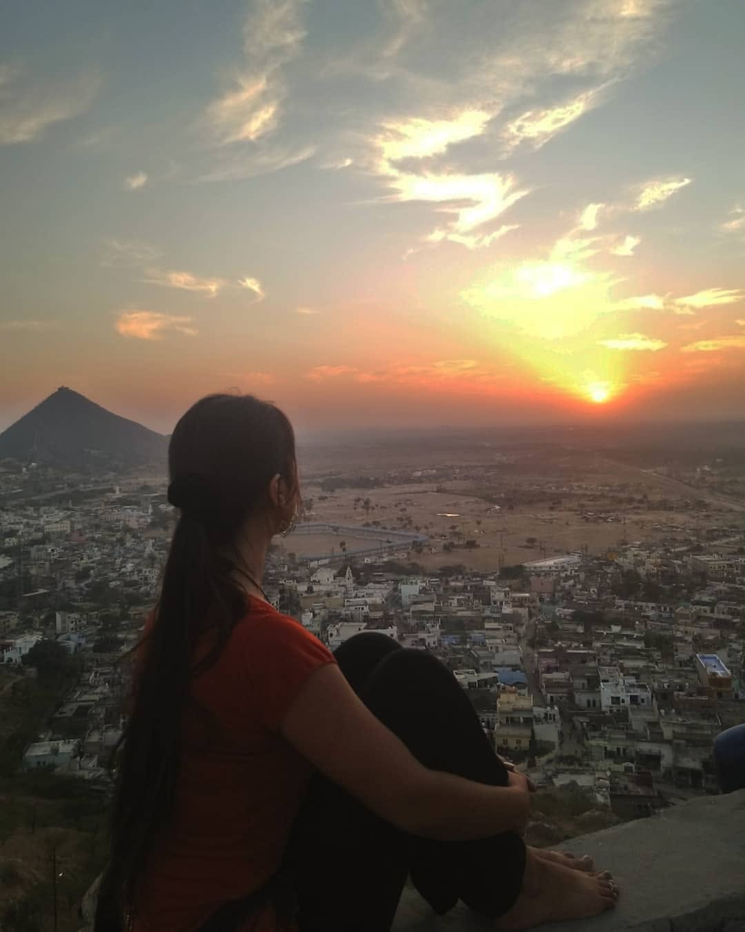 Atardecer contemplativo sobre Pushkar