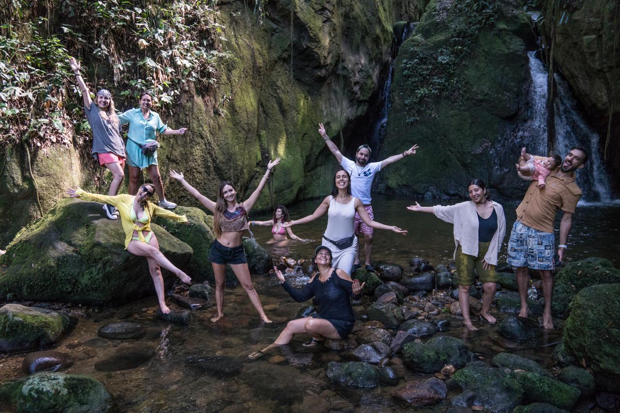 Grupo del retiro en la cascada
