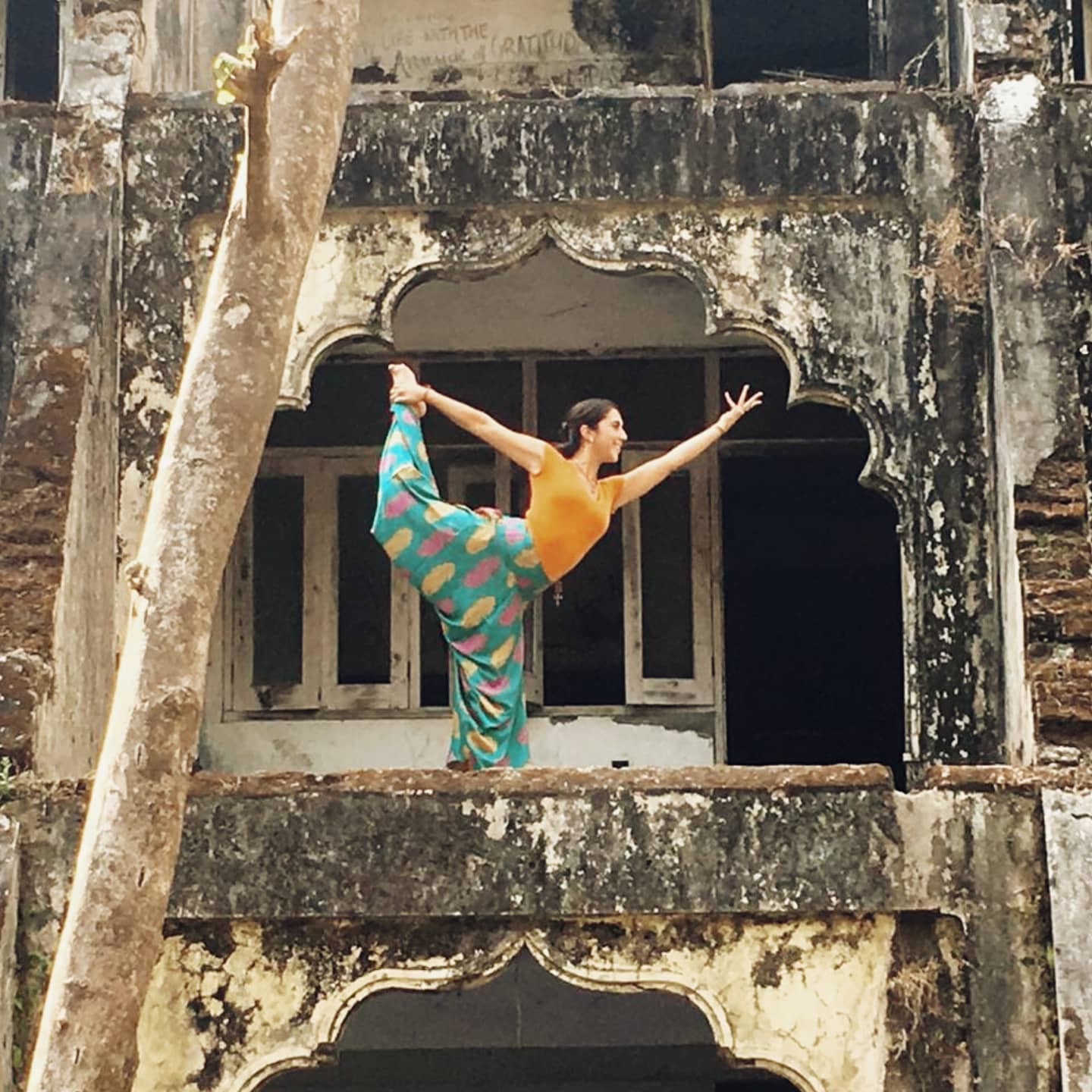 Práctica de yoga en arquitectura tradicional india