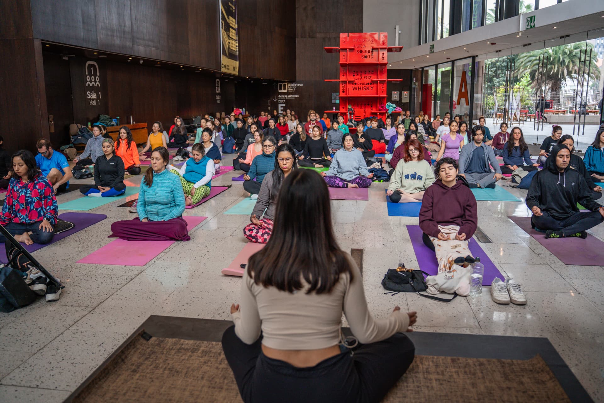 Clase masiva de meditación