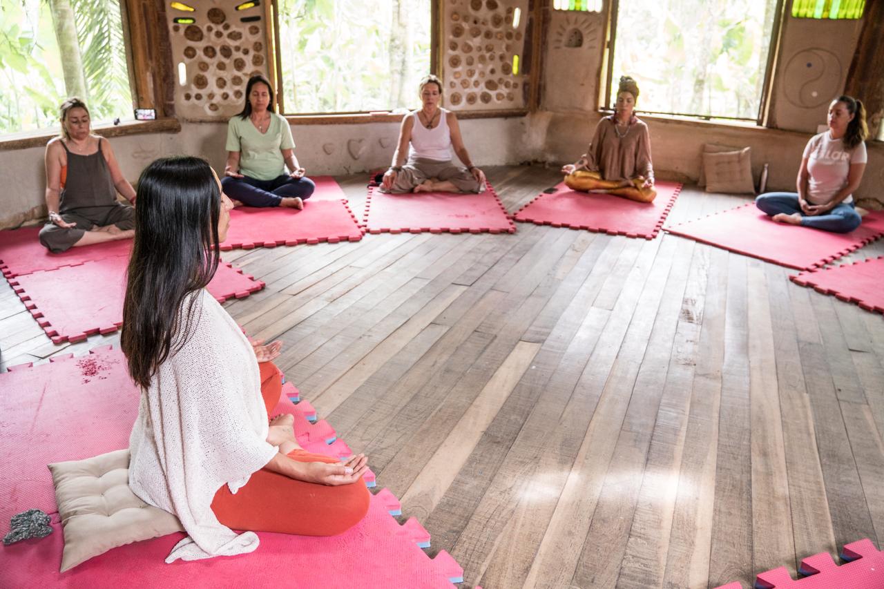 Meditación grupal en la selva