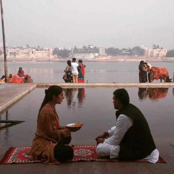 Ofrenda junto al lago en India